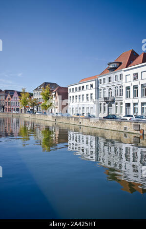 Un canal typique de Bruges, Belgique, lors d'une journée ensoleillée. Banque D'Images