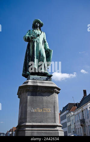 Une statue de la peintre flamand Jan van Eyck à Bruges, Belgique, lors d'une journée ensoleillée. Banque D'Images