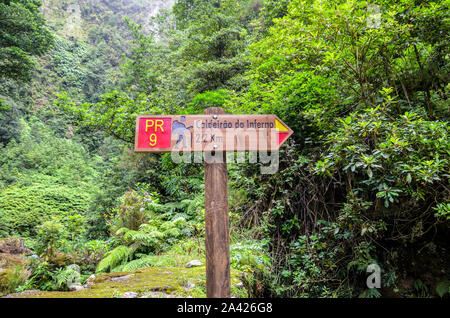 Renseignements à l'inscription donnant des directives et des distances sur un sentier de randonnée de Caldeirao Inferno, l'île de Madère, au Portugal. Balades le long des levadas sur l'île portugaise. Vert forêt en arrière-plan. Le tourisme. Banque D'Images