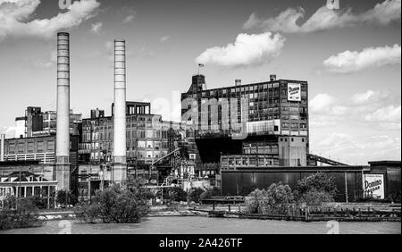 Image en noir et blanc de la raffinerie de Chalmette pour Domino Sugar Company sur le fleuve Mississippi, juste à l'extérieur de la Nouvelle-Orléans, Louisiane. Banque D'Images
