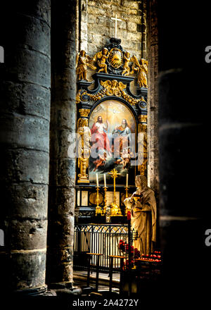 Un petit altère, vue entre les piliers sombres de Gand, Belgique.intérieur de l'église gothique Saint Nicolas de Gand, Belgique Banque D'Images