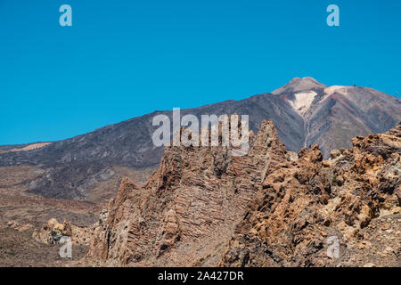 Teide et la roche volcanique en couches dans paysage désert et ciel bleu - Banque D'Images