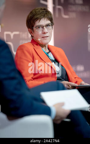 Riga, Lettonie. Oct 11, 2019. Annegret Kramp-Karrenbauer (CDU), Ministre de la Défense, prendra la parole au cours d'un débat sur l'avenir de l'OTAN à la stratégie de la Conférence de Riga en 2019. Le voyage de deux jours du ministre de la défense de la Lituanie, l'Estonie et la Lettonie comprend des entretiens politiques et d'une visite à des soldats allemands. Credit : Monika Skolimowska/dpa-Zentralbild/dpa/Alamy Live News Banque D'Images