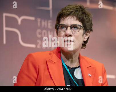 Riga, Lettonie. Oct 11, 2019. Annegret Kramp-Karrenbauer (CDU), Ministre de la Défense, prendra la parole au cours d'un débat sur l'avenir de l'OTAN à la stratégie de la Conférence de Riga en 2019. Le voyage de deux jours du ministre de la défense de la Lituanie, l'Estonie et la Lettonie comprend des entretiens politiques et d'une visite à des soldats allemands. Credit : Monika Skolimowska/dpa-Zentralbild/dpa/Alamy Live News Banque D'Images