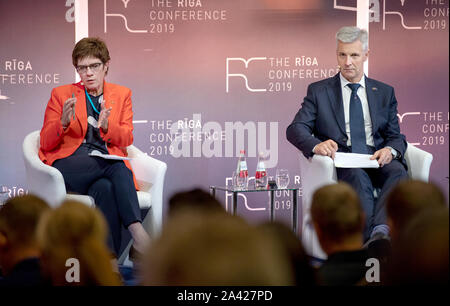 Riga, Lettonie. Oct 11, 2019. Annegret Kramp-Karrenbauer (CDU), Ministre de la Défense, parle au cours d'un débat sur l'avenir de l'OTAN à la stratégie de la Conférence de Riga en 2019. Sur la droite est Artis Pabriks, ministre de la défense de la Lettonie. Le voyage de deux jours du ministre de la défense de la Lituanie, l'Estonie et la Lettonie comprend des entretiens politiques et d'une visite à des soldats allemands. Credit : Monika Skolimowska/dpa-Zentralbild/dpa/Alamy Live News Banque D'Images