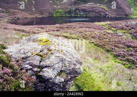 Lac de montagne pittoresque dans les montagnes de la rivière Nièvre Valley.Comeragh dans le comté de Waterford, Irlande. Banque D'Images