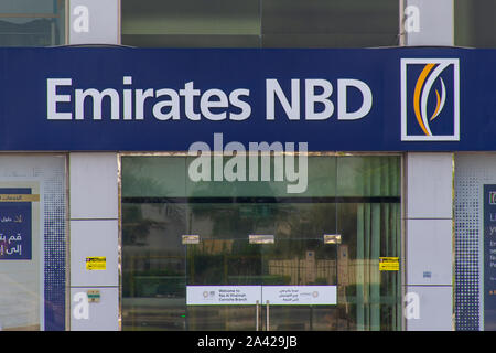 "Ras al Khaimah, Emirats Arabes Unis/Emirats Arabes Unis - 10/11/2019 : 'Emirates NBD BANK PJSC Bank (Banque Nationale de Dubaï) devanture bleu close up log Banque D'Images