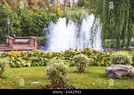 Un fragment de l'automne dans le parc Mezhyhirya près de Kiev, Ukraine, fontaines sur le lac. Paysages de la nature avec la lumière du soleil. Banque D'Images