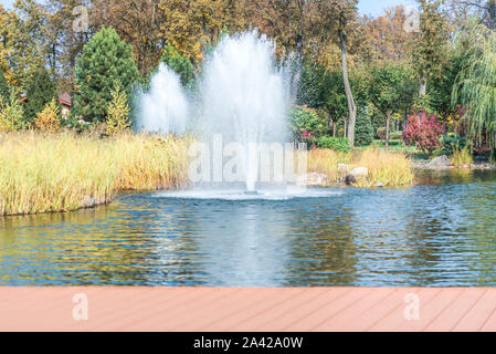 Un fragment de l'automne dans le parc Mezhyhirya près de Kiev, Ukraine, fontaines sur le lac. Paysages de la nature avec la lumière du soleil. Banque D'Images