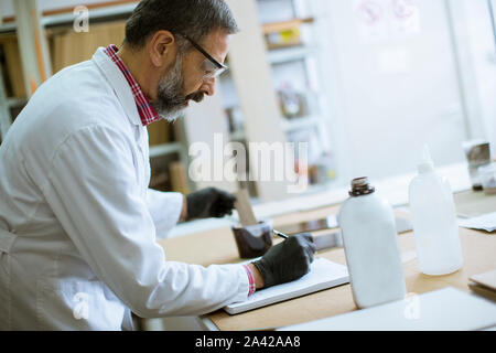 Chercheur Senior male dans une couleur lab Banque D'Images