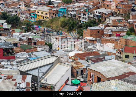 Plus d'avis sur des maisons sur les collines de Comuna 13 à Medellin, Colombie Banque D'Images