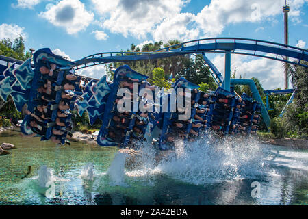 Orlando, Floride. Le 30 septembre 2019. Les gens s'amusant Manta Ray rollercoaster à Seaworld Banque D'Images