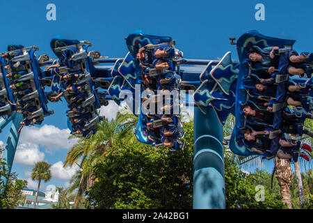 Orlando, Floride. Le 30 septembre 2019. Les gens s'amusant Manta Ray rollercoaster à Seaworld Banque D'Images