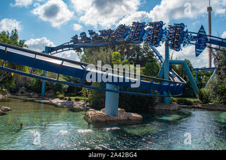 Orlando, Floride. Le 30 septembre 2019. Les gens s'amusant Manta Ray rollercoaster à Seaworld Banque D'Images