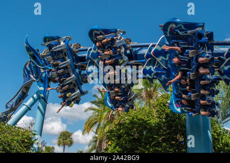 Orlando, Floride. Le 30 septembre 2019. Les gens s'amusant Manta Ray rollercoaster à Seaworld Banque D'Images