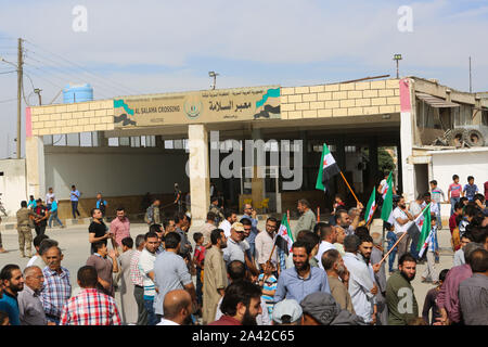 11 octobre 2019 - azaz, la Syrie. 11 octobre 2019. Syriens originaire de villages contrôlés par les forces démocratiques syriennes (SDF) et le parti kurde PKK démontrer par la porte Bab al-Salama crossing dans le nord-est de l'Araméen, dans l'appui de la Turquie's 'Peace'' Printemps offensive militaire dans le nord de la Syrie. Les adultes et les enfants ont exprimé leur appui à l'opération militaire a commencé récemment menée par la Turquie et la partie à l'Armée syrienne libre, officiellement connu sous le nom de l'Armée nationale syrienne, à l'Est de l'Euphrate, et demandés pour leurs villages et villes d'être libérés. Plus de tha Banque D'Images