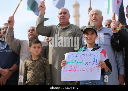 11 octobre 2019 - azaz, la Syrie. 11 octobre 2019. Syriens originaire de villages contrôlés par les forces démocratiques syriennes (SDF) et le parti kurde PKK démontrer par la porte Bab al-Salama crossing dans le nord-est de l'Araméen, dans l'appui de la Turquie's 'Peace'' Printemps offensive militaire dans le nord de la Syrie. Les adultes et les enfants ont exprimé leur appui à l'opération militaire a commencé récemment menée par la Turquie et la partie à l'Armée syrienne libre, officiellement connu sous le nom de l'Armée nationale syrienne, à l'Est de l'Euphrate, et demandés pour leurs villages et villes d'être libérés. Plus de tha Banque D'Images