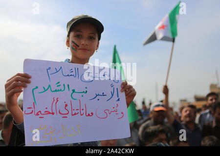 11 octobre 2019 - azaz, la Syrie. 11 octobre 2019. Syriens originaire de villages contrôlés par les forces démocratiques syriennes (SDF) et le parti kurde PKK démontrer par la porte Bab al-Salama crossing dans le nord-est de l'Araméen, dans l'appui de la Turquie's 'Peace'' Printemps offensive militaire dans le nord de la Syrie. Les adultes et les enfants ont exprimé leur appui à l'opération militaire a commencé récemment menée par la Turquie et la partie à l'Armée syrienne libre, officiellement connu sous le nom de l'Armée nationale syrienne, à l'Est de l'Euphrate, et demandés pour leurs villages et villes d'être libérés. Plus de tha Banque D'Images