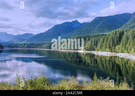 Une vue panoramique du réservoir du barrage Cleveland entouré de montagnes au coucher du soleil, North Vancouver, Canada Banque D'Images