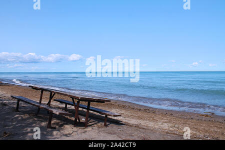 Table de pique-nique isolés sur la belle plage de lac Huron près de Goderich, Ontario, Canada Banque D'Images