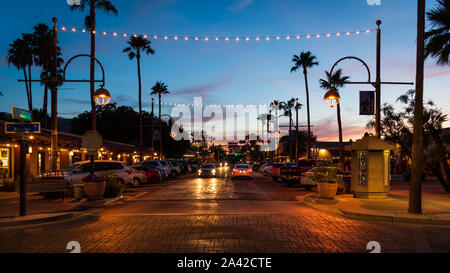 Rue principale de Twilight à la vieille ville de Scottsdale avec les voitures qui circulent, en Arizona. Banque D'Images