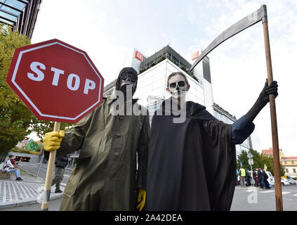 Les militants du mouvement environnemental rébellion Extinction de protestation devant l'état CEZ-puissance maîtrisée d'utilitaire de siège à Prague, en République tchèque, le 11 octobre 2019. La branche tchèque de la rébellion de l'extinction de l'environnement va bloquer le trafic et organiser des rassemblements de protestation à Prague pour attirer l'attention sur la crise climatique du jeudi 10 octobre au samedi 12 octobre, 2019. (Photo/CTK Michaela Rihova) Banque D'Images