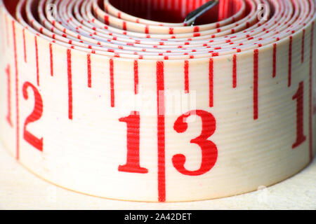 Un mètre ruban laminé blanc montrant centimètres Banque D'Images