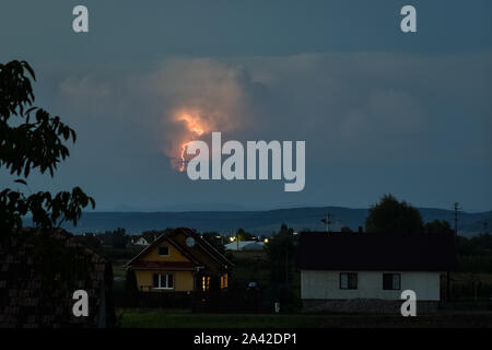 Les grèves d'éclair d'un orage lointain sur les Carpates près de la frontière de l'Ukraine et la Roumanie Banque D'Images