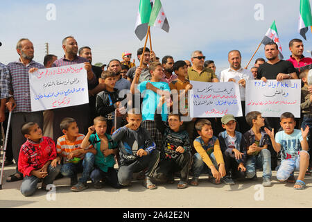 11 octobre 2019 - azaz, la Syrie. 11 octobre 2019. Syriens originaire de villages contrôlés par les forces démocratiques syriennes (SDF) et le parti kurde PKK démontrer par la porte Bab al-Salama crossing dans le nord-est de l'Araméen, dans l'appui de la Turquie's 'Peace'' Printemps offensive militaire dans le nord de la Syrie. Les adultes et les enfants ont exprimé leur appui à l'opération militaire a commencé récemment menée par la Turquie et la partie à l'Armée syrienne libre, officiellement connu sous le nom de l'Armée nationale syrienne, à l'Est de l'Euphrate, et demandés pour leurs villages et villes d'être libérés. Plus de tha Banque D'Images