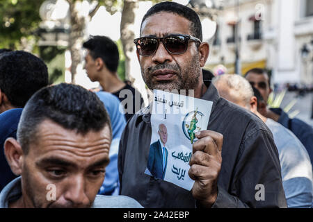 11 octobre 2019, Tunis, Tunisie : des partisans du candidat à l'élection présidentielle tunisienne indépendante Kais Saied assister à un rassemblement électoral. L'élection présidentielle tunisienne vote aura lieu le 13 octobre. Photo : Khaled Nasraoui/dpa Banque D'Images