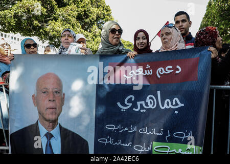 11 octobre 2019, Tunis, Tunisie : des partisans du candidat à l'élection présidentielle tunisienne indépendante Kais Saied assister à un rassemblement électoral. L'élection présidentielle tunisienne vote aura lieu le 13 octobre. Photo : Khaled Nasraoui/dpa Banque D'Images