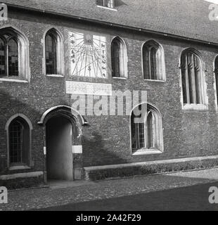 Années 1950, historique, au Queens' College, Cambridge, Angleterre, Royaume-Uni sur le mur de l'ancien bâtiment de l'ancienne cour', le célèbre sundial ou Moondial, 'les reines Dial'. Le cadran d'origine date de 1642 et l'on voit ici montre la table des corrections pour la phase de la lune et dispose entre autres, les 12 signes du zodiaque. Moondials sont des morceaux de temps semblable à un cadran solaire. Queens' est l'un des plus anciens collèges de l'université fondée en 1448. Banque D'Images