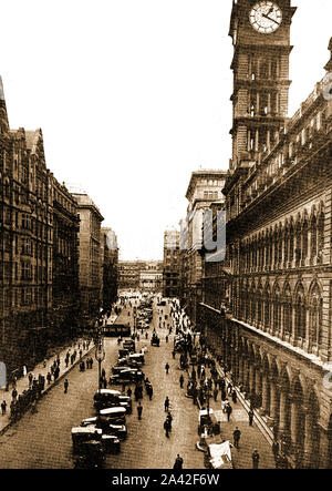 C1930's - une vieille photographie de Martin Place, Sydney, Australie montrant une ligne de véhicules à moteur vintage garée en bas du centre de la rue . Banque D'Images