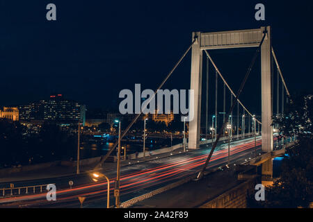 La nuit le trafic sur le pont Elisabeth. Il traverse la rivière du Danube et connecter Buda et Pest ensemble. Budapest, Hongrie. Banque D'Images