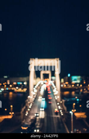 Scène floue de la nuit le trafic sur le pont Elisabeth. Il traverse la rivière du Danube et connecter Buda et Pest ensemble. Budapest, Hongrie. Banque D'Images