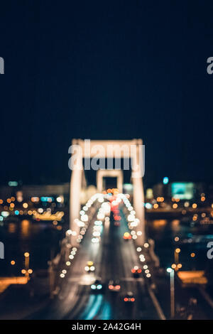 Scène floue de la nuit le trafic sur le pont Elisabeth. Il traverse la rivière du Danube et connecter Buda et Pest ensemble. Budapest, Hongrie. Banque D'Images