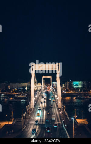 La nuit le trafic sur le pont Elisabeth. Il traverse la rivière du Danube et connecter Buda et Pest ensemble. Budapest, Hongrie. Banque D'Images