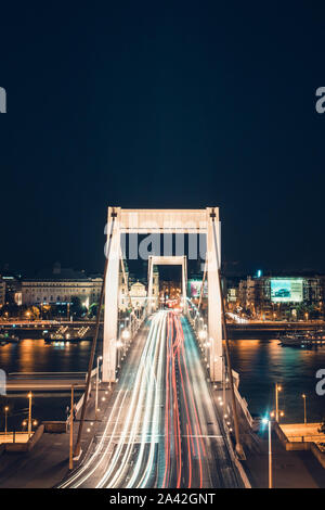 La nuit le trafic sur le pont Elisabeth. Il traverse la rivière du Danube et connecter Buda et Pest ensemble. Budapest, Hongrie. Banque D'Images