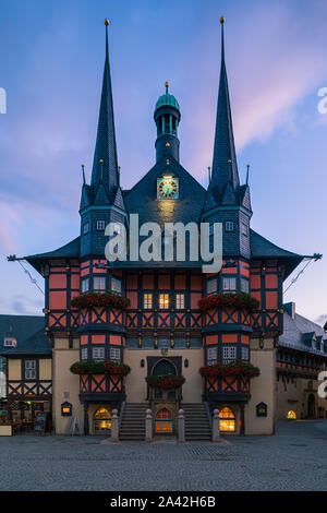 Le célèbre hôtel de ville de Wernigerode au coucher du soleil. Wernigerode est une ville de l'arrondissement du Harz, Saxe-Anhalt, Allemagne. Wernigerode est situé à southwes Banque D'Images