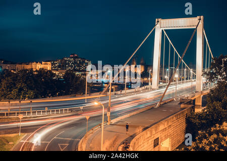 La nuit le trafic sur le pont Elisabeth. Il traverse la rivière du Danube et connecter Buda et Pest ensemble. Budapest, Hongrie. Banque D'Images