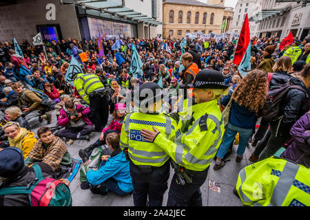 Londres, Royaume-Uni. 11Th Oct 2019. Avertir la police les manifestants qu'ils peuvent être arrêtés en vertu de l'article 14, mais ils ont surtout les ignorer ou faire du bruit pour éviter d'entendre - XR Galles bloquer la BBC à Portland Place parce qu'ils croient qu'ils ont été lents à s'exprimer sur le changement climatique - le cinquième jour de l'extinction qui a action Octobre Rébellion ont bloqué les routes dans le centre de Londres. Ils sont une nouvelle fois en lumière l'urgence climatique, avec le temps presse pour sauver la planète d'une catastrophe climatique. Crédit : Guy Bell/Alamy Live News Banque D'Images