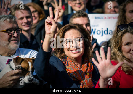 Malgorzata Kidawa-Blonska (C) de la plate-forme civique (parti politique) fait un signe de la paix au cours de la campagne électorale, deux jours avant les élections générales de Varsovie. Banque D'Images