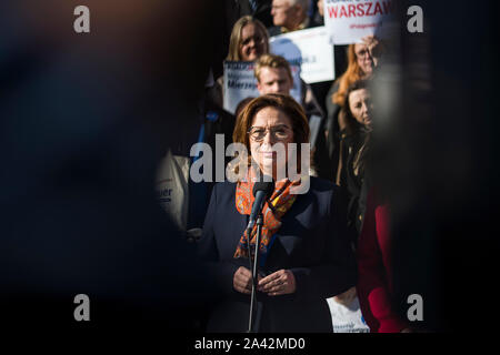 Malgorzata Kidawa-Blonska de la plate-forme civique (parti politique) prend la parole lors de la campagne électorale, deux jours avant les élections générales de Varsovie. Banque D'Images