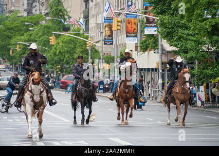 New York, États-Unis. 2008 mai : les Cowboys font des chevaux dans la 5e avenue près de Central Park Banque D'Images