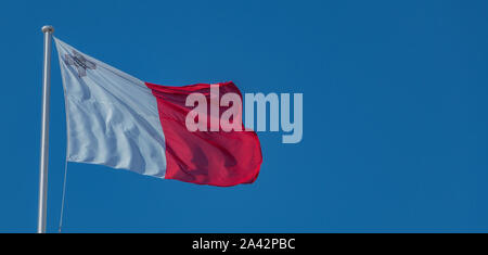 Une photo de la brandir le drapeau de Malte dans l'air. Banque D'Images