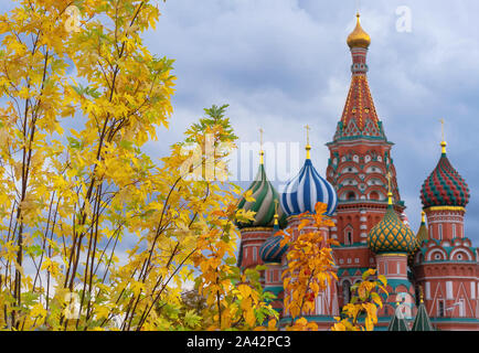 De l'automne. Jaune feuilles d'érable sur le fond d'un vieux temple. Banque D'Images