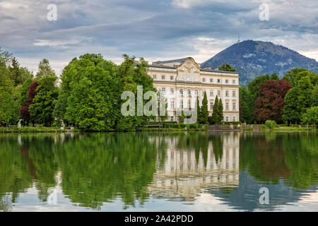 Coucher du soleil à Schloss Leopoldskron et le Leopoldskroner Weiher à Salzbourg, Autriche Banque D'Images