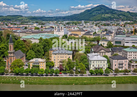 Vue magnifique sur la vieille ville et la rivière Salzach et le jardin Mirabell à Salzbourg dans Schloßpark avec Barockmuseum et église Weiden, Allemagne Banque D'Images