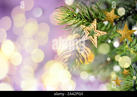 Arrière-plan de l'arbre de Noël et décorations de Noël avec étoiles, floue, étincelles, rougeoyant. Bonne Année et thème de Noël. Banque D'Images