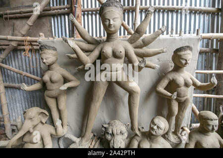 Déesse hindoue Durga Idol dans la fabrication à Kumartuli pour le festival Durga Puja à Kolkata, Bengale occidental, Inde. Banque D'Images